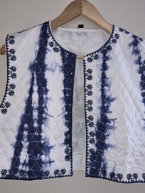 Boho Embroidered Quilted Vest Blue White Tie Dye Cropped Open Front M